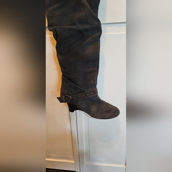 Boots - Picture 3 of 5